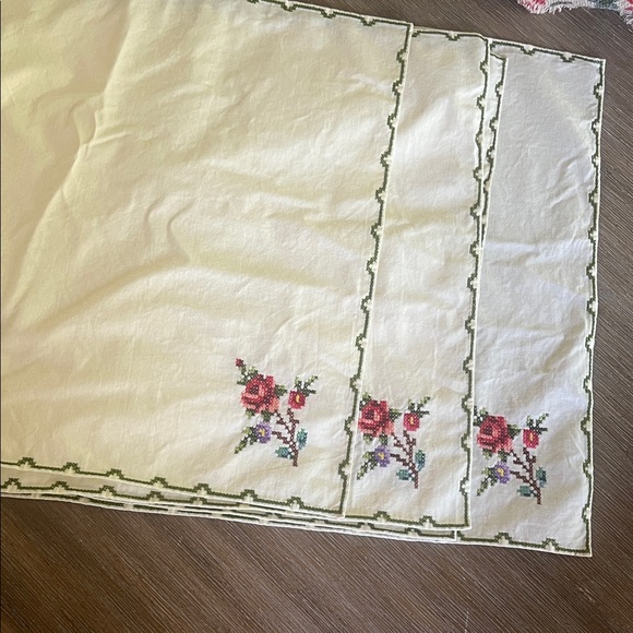 Set of 12 Embroidered Floral 16x16Placemat’s. Use as napkins also. Look NWOT - Picture 1 of 2